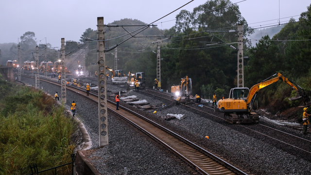 8大部门出拳	，打破美元收割局，21招盘活大西部，人民币亮剑！