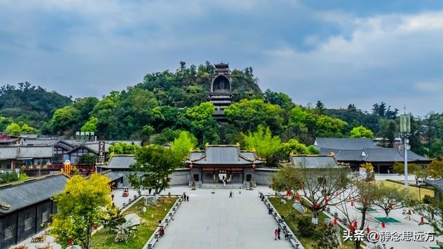 我河南人，退休跟着儿子到了乐山生活一年了，我羡慕这的生活了