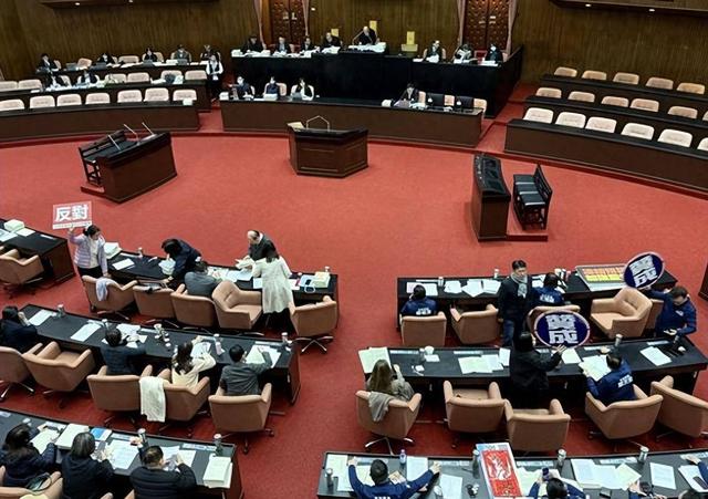 倒计时4天，赖清德将面临罢免，关键时刻11人被抓，蓝白决定联合