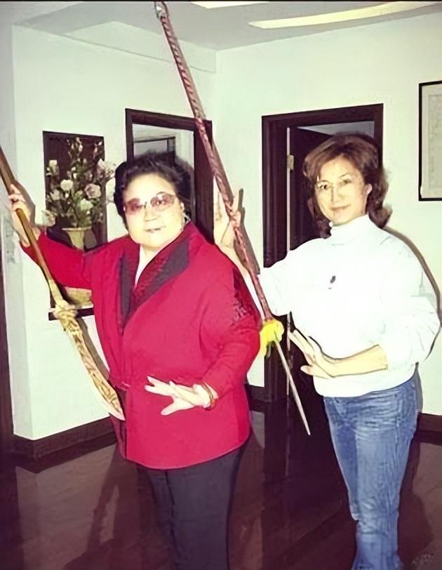 吃里扒外、永不回国？带30名演员留美不归，如今年过花甲归来