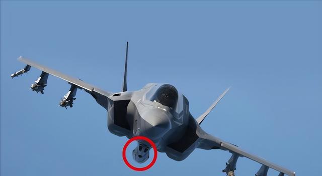 出大事！美国亮杀手锏：F-35搭载核弹起飞，毒刀已伸到中俄脖子下