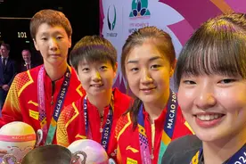 颁奖仪式：张本兄妹笑开颜，王曼昱林高远表情严肃，陈梦显大气图片