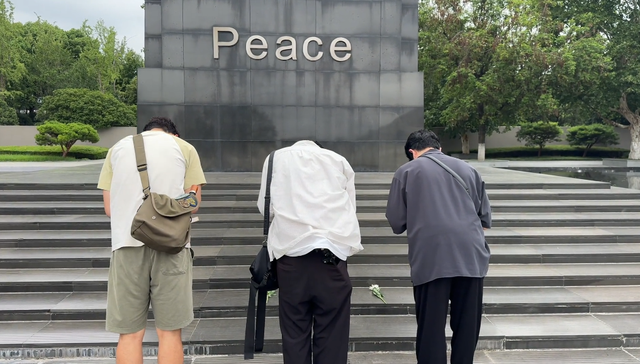 胆大！日本小伙带叔叔闯南京大屠杀馆，全程说日语，路人表情亮了