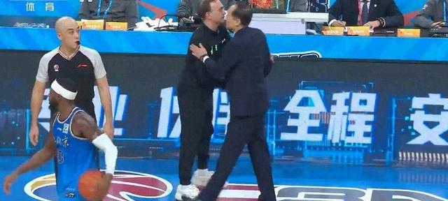 罚球31-17！杨鸣冲动技犯献5罚，让辽宁断送全局，成就北京3连胜