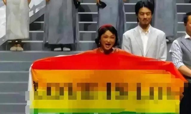 面相变了！逃到国外半年多，58岁金星近照曝光，早年风光已然不再