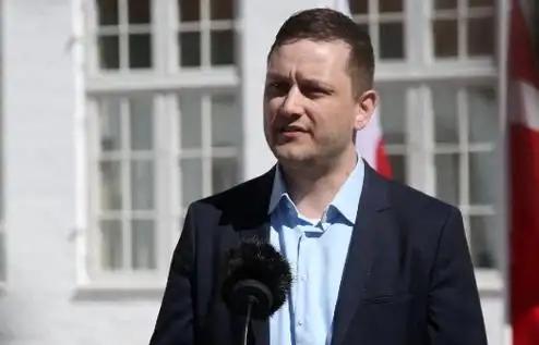 特朗普不装了，美军全军出击，六国被列入名单，各大势力选边站