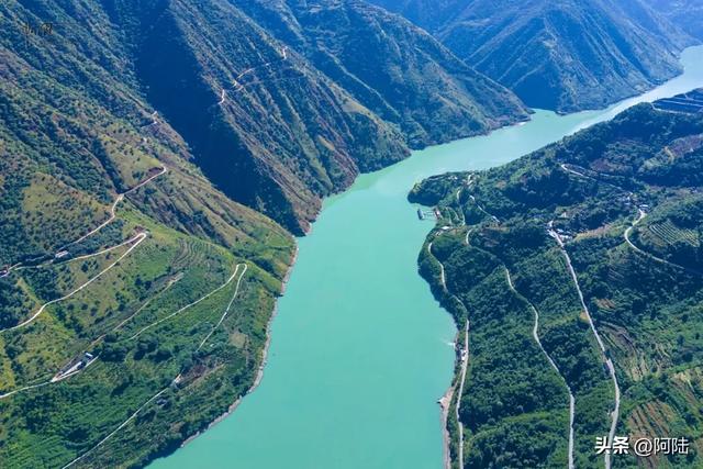 独立悬崖之巅，俯瞰壮美金沙江，尽情领略其“如玉”的一面