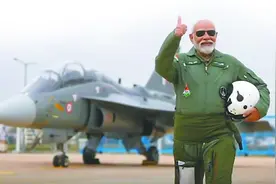 莫迪亲自试乘 印度“光辉”战机口碑两极图片