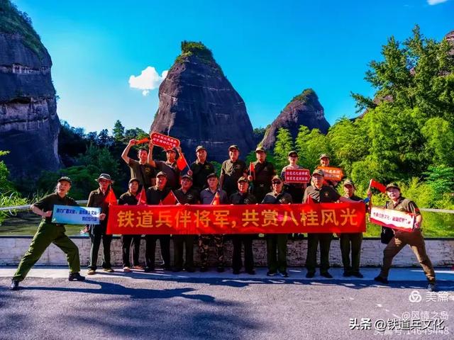 黄中广||丹霞奇峰擎天立 瑶乡赤壁映精魂