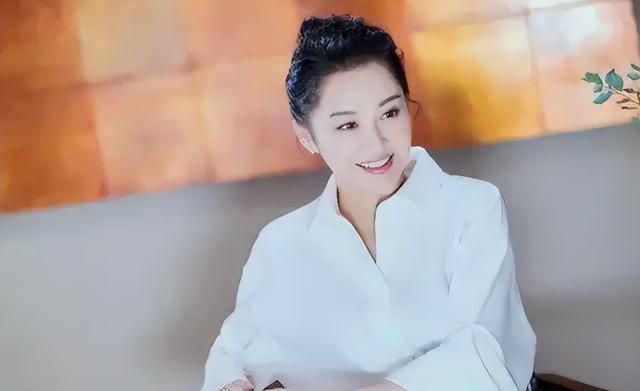 她一生 “风流成性、老少通吃”	，撩汉无数，现如今56岁却依旧单身