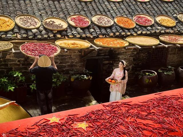 剧组扎堆！黄陂这座600岁古村，晒秋现场秒变短剧片场