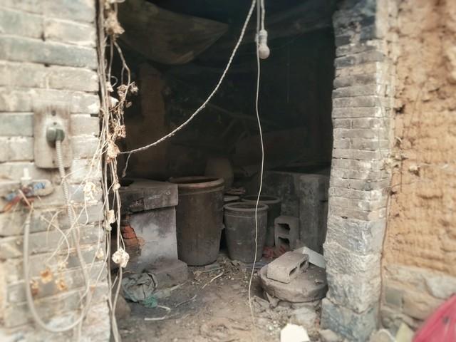漂亮女邻居老公常年出差，她家灯泡总坏，每次都喊我去修