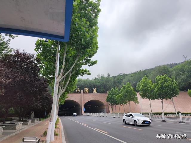 南山公园，烟台人的遛娃胜地，站在山顶的栖云阁看海天一色