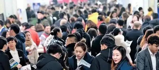 大家提前做好准备：因为大家都没钱，社会上已经发生了4大变化