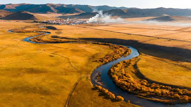 雁字裁云处，青城染就北疆最瑰丽的秋色长卷