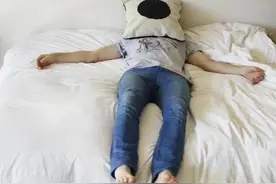 为何“睡觉不能脚朝西，头朝东”？这里头有什么讲究？你做对了吗图片