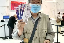 见证电影之城的传奇，访今年上影节第一位取票观众李长年图片