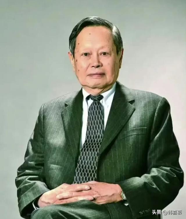 杨振宁追悼会现场曝光，翁帆穿黑衣表情悲伤，站在子女家人前面