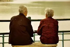 人到晚年，如果你的儿媳、女婿长期不上门，说明了五个家庭问题图片