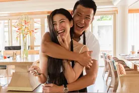 婚后三年40岁的朱珠更妩媚了，她用身材和气质证明，嫁谁都是下嫁图片