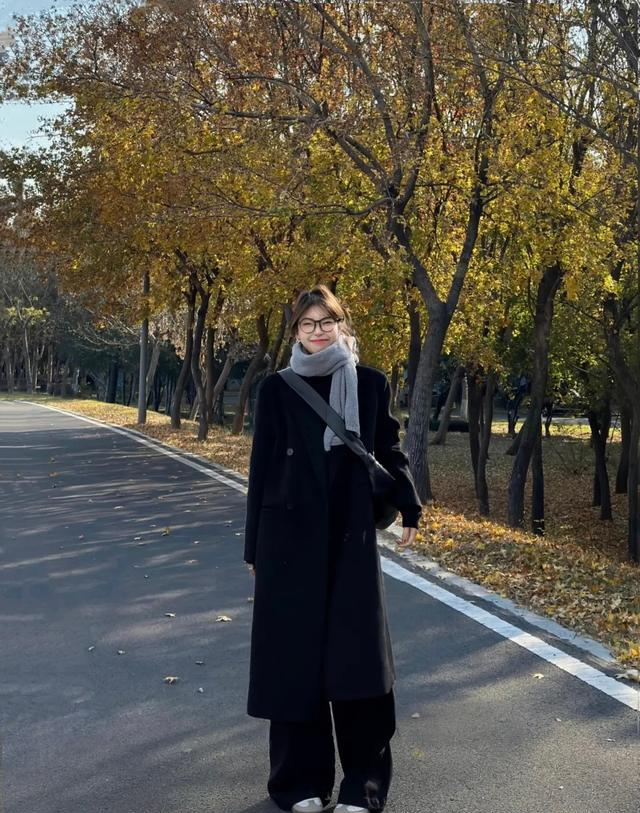 秋冬的“黑色大衣”，这样穿才够美够洋气！