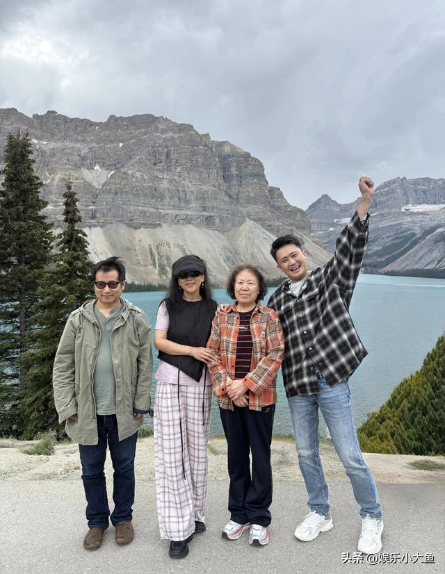 主持人杨帆一家在加拿大旅行，俩女儿一个像爸一个像妈，好幸福