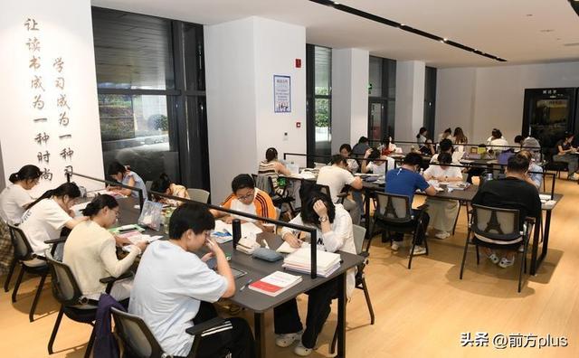 西安经开区文化艺术中心成市民“充电”纳凉好去处