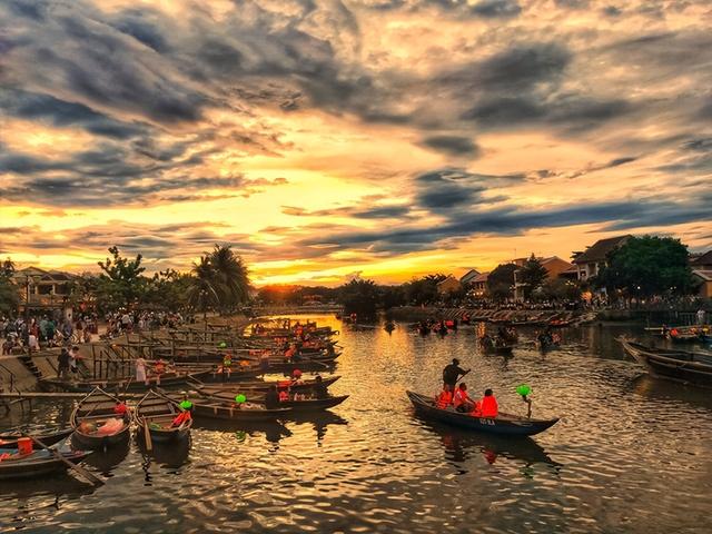 10月会安遭洪水漫城！游客水中放河灯，当地人却一脸淡定