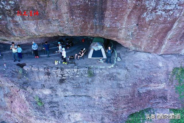 丹霞奇观飞鹰道，横挂绝壁的空中走廊，奇绝！