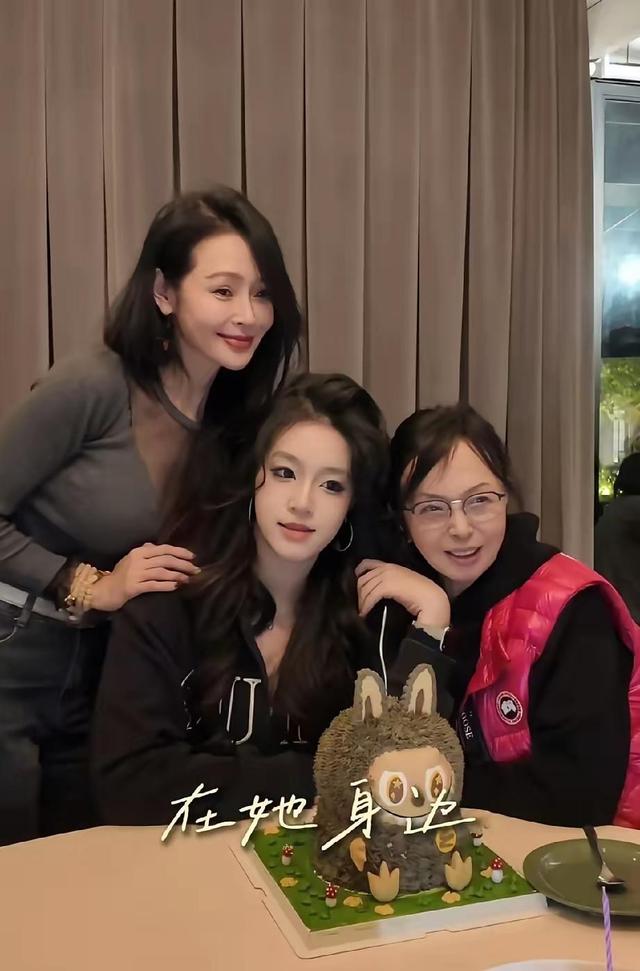 43岁妈妈和17岁女儿合影，比女儿还显年轻，三代美女同框太惊艳