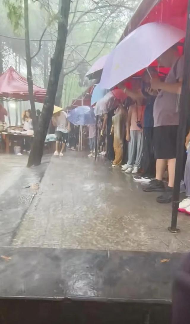 少林寺已经变了。下大雨不让进去避雨 掏了钱也不让进。