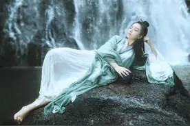 民间故事：丈夫上山采药，在山洞与10丈青蛇圆房，蛇说：你要保密图片
