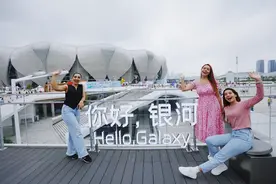 外国友人亚运walk，点赞中国新能源车图片