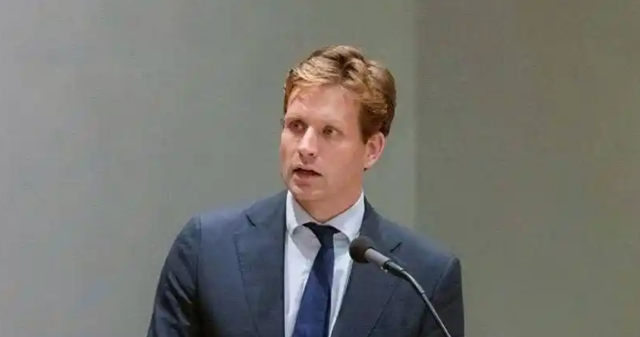 中美对决，首个冤大头浮出水面，中国果断杀鸡儆猴，川普高兴太早