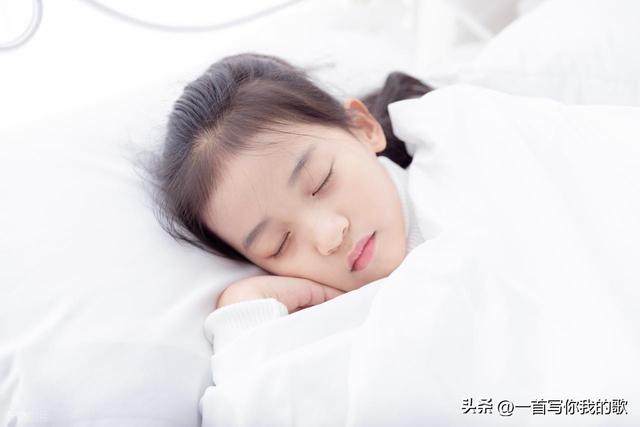 娃不睡别再硬哄了！试试这个“烤肉”游戏，娃笑着睡着，你也轻松