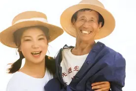 惊呆！50岁单身汉收养弃婴，24年后女儿身价过亿！图片