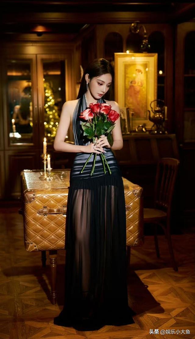 彭小苒出席搜狐时尚盛典活动，穿挂脖深v露背纱裙走红毯性感妩媚