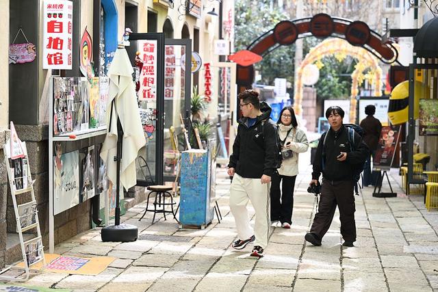老城新韵 深秋青岛上街里老街与时尚碰出别样精彩