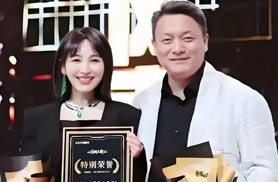 她19岁与导演私奔，在地下室裸婚连生3胎，今被丈夫用7部剧捧红