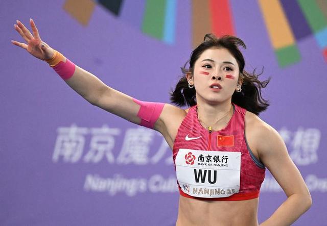 里子面子全丢了！吴艳妮出席姐姐婚礼抢尽风头，体面被撕个粉碎