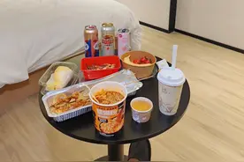 住酒店时，房间里的“矿泉水”最好别喝，这是为啥？图片