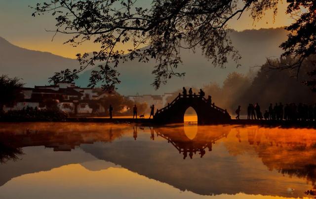 别再只去宏村了！这座水墨小城，藏着大半个徽州的秋，美得更诗意