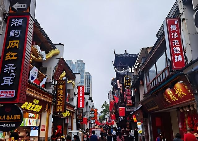 美国人评论亚洲街道：日本干净，印度脏乱，而中国只用4个字形容