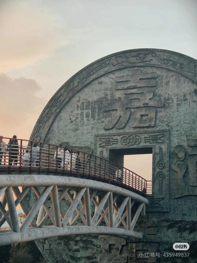 逃离高温！高铁直达22℃清凉之都，比六盘水凉快！草原惊艳瀑布奇绝，人均50吃到爽！