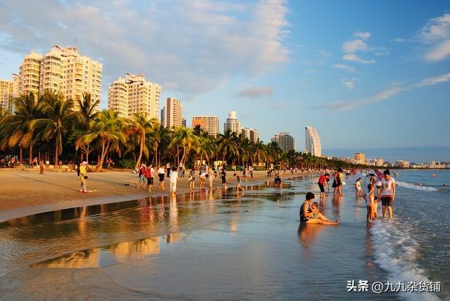 三亚惊现“怒海撞塔”！巨浪直扑灯塔塔顶，游客尖叫逃离
