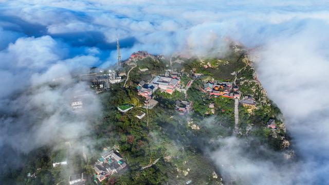 秋雨之后，泰山之巅云海翻涌似仙境