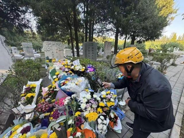 一部剧唤醒一座城：吴石将军墓前鲜花成海