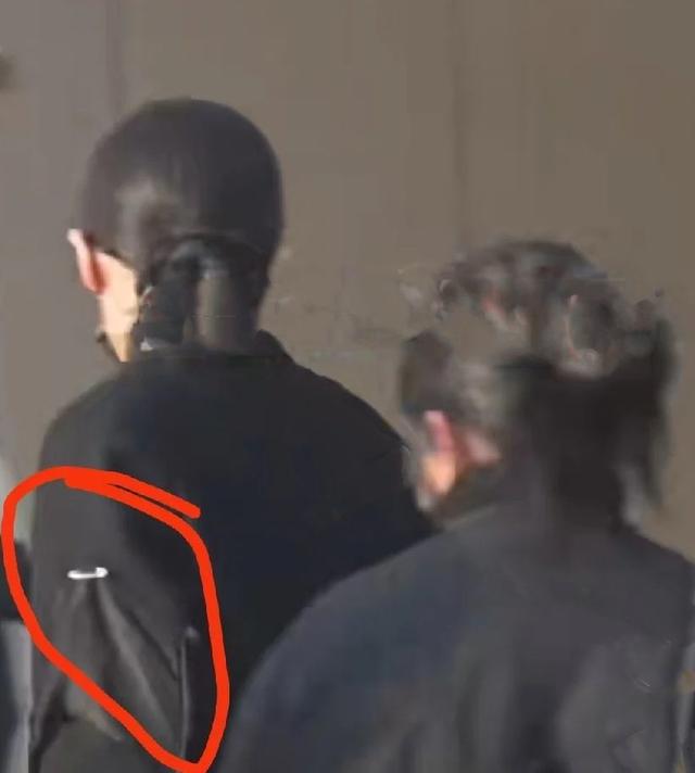 葬礼结束后，唐嫣放缓脚步等罗晋一起就餐，胳膊上还戴着孝