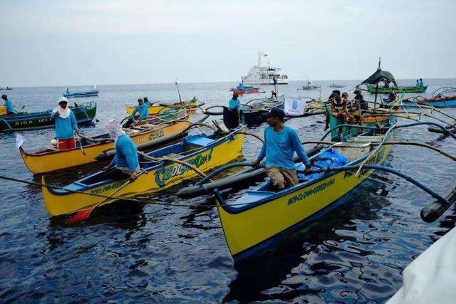 太突然！菲律宾20艘渔船铁索连环闯黄岩岛，马科斯这招真的狠