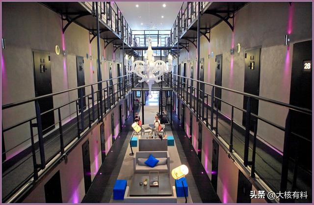 废弃王宫改造的监狱，单人牢房有电视咖啡，可以干兼职赚美元